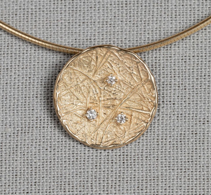 14 karaat geel gouden Jéh hanger met 0.15 crt briljant.